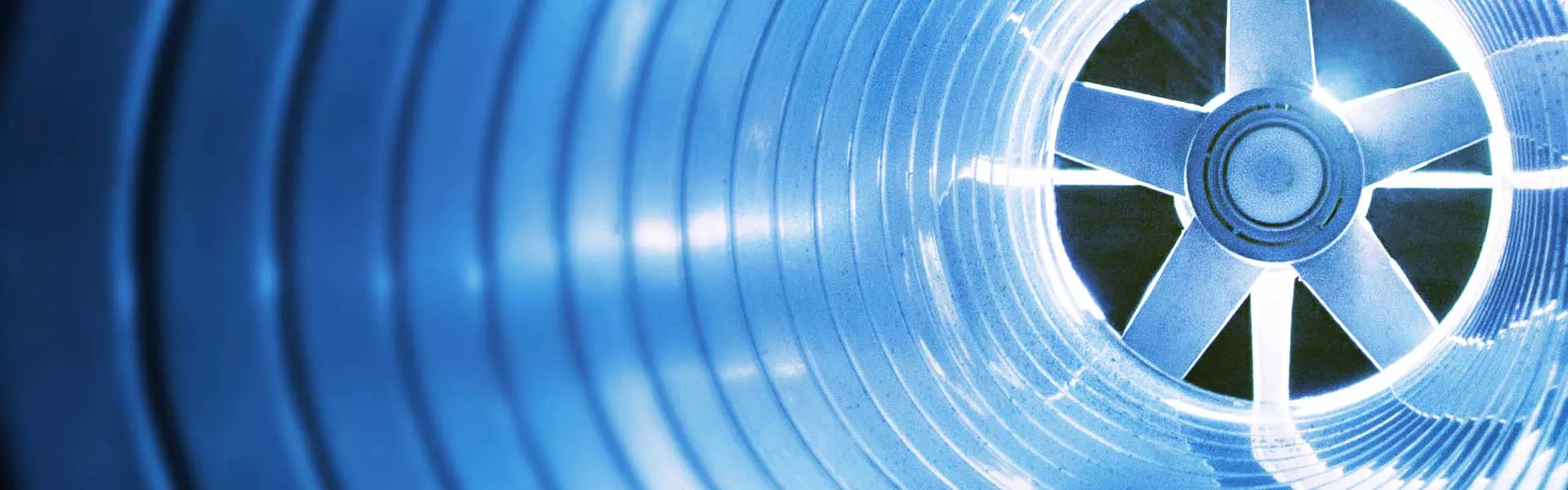 Blick durch einen blauen Lüftungskanal auf das Ventilatorrad