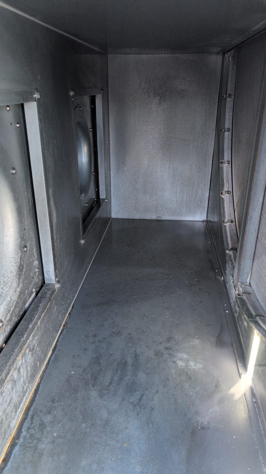 Kammer einer RLT-Anlage nachher: gereinigt und desinfiziert