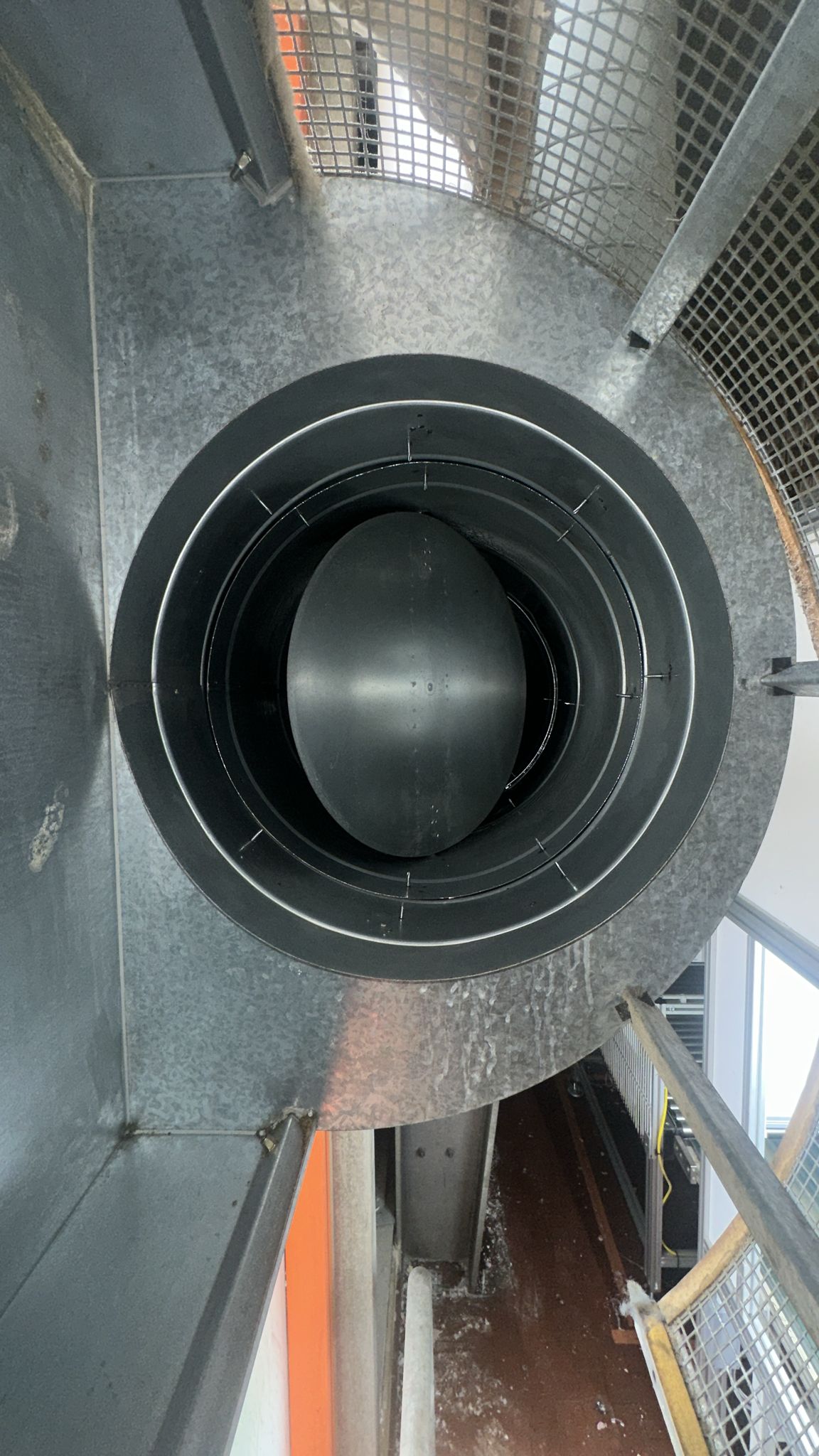 Lüftungsrohr nachher: metallisch sauber bis in die Sicke